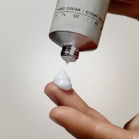 Hand Cream Santal & Vetiver | Salt & Stone | Duftende, pflegende Handcreme-Tube
