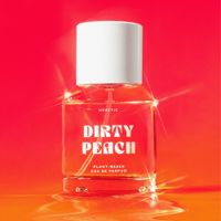 Künstlerische Aufnahme | “Dirty Peach – EdP” von Heretic in 50ml glitzert vor orange-rotem Hintergrund